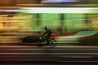 道路上骑自行车的人的延时照片